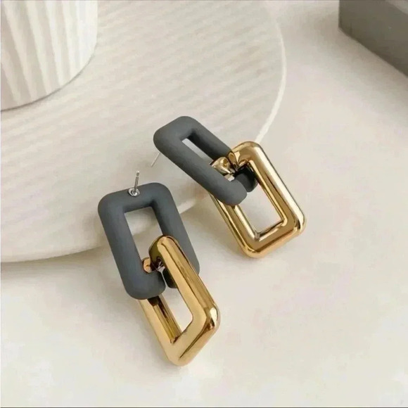 Gray and Gold Chainlink Earrings - Picture 2 of 3